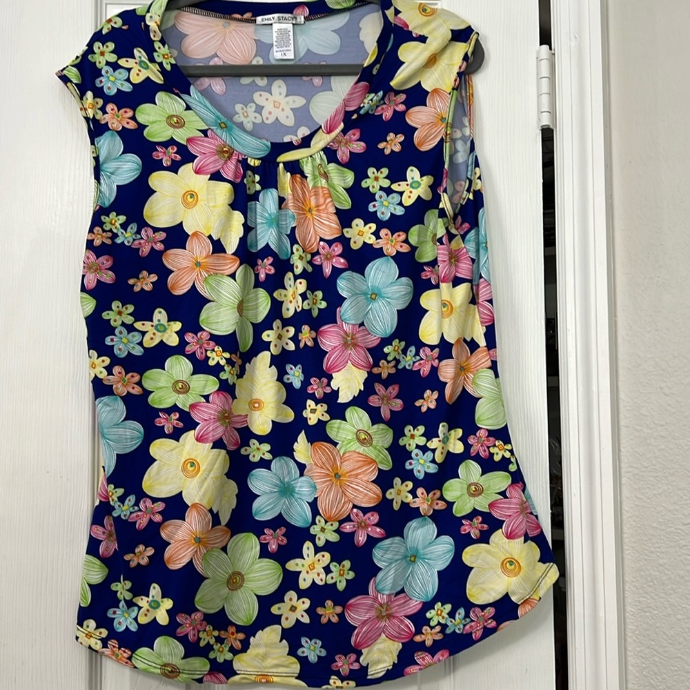 Women’s 1X Scoop neck floral  top short sleeve